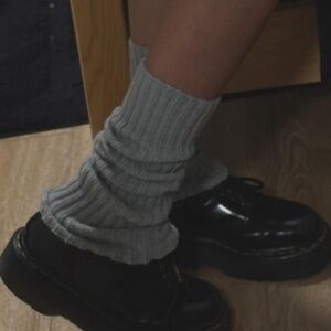 light grey knitted leg/arm warmers